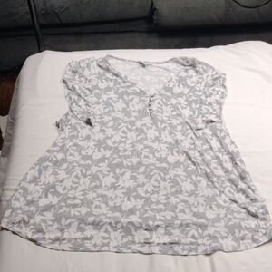 Liz Claiborne White and Gray Floral Top Size 1X